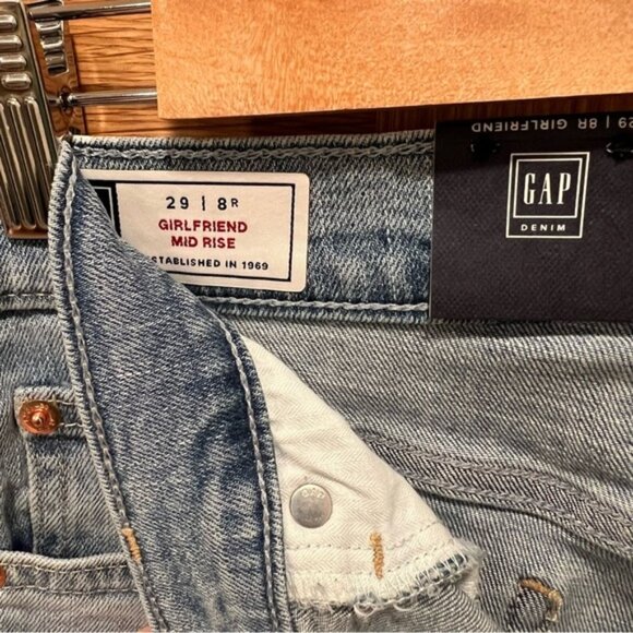 Gap | Girlfriend Mid Rise Denim | Distressed | Size 29 / 8 New - Picture 6 of 8
